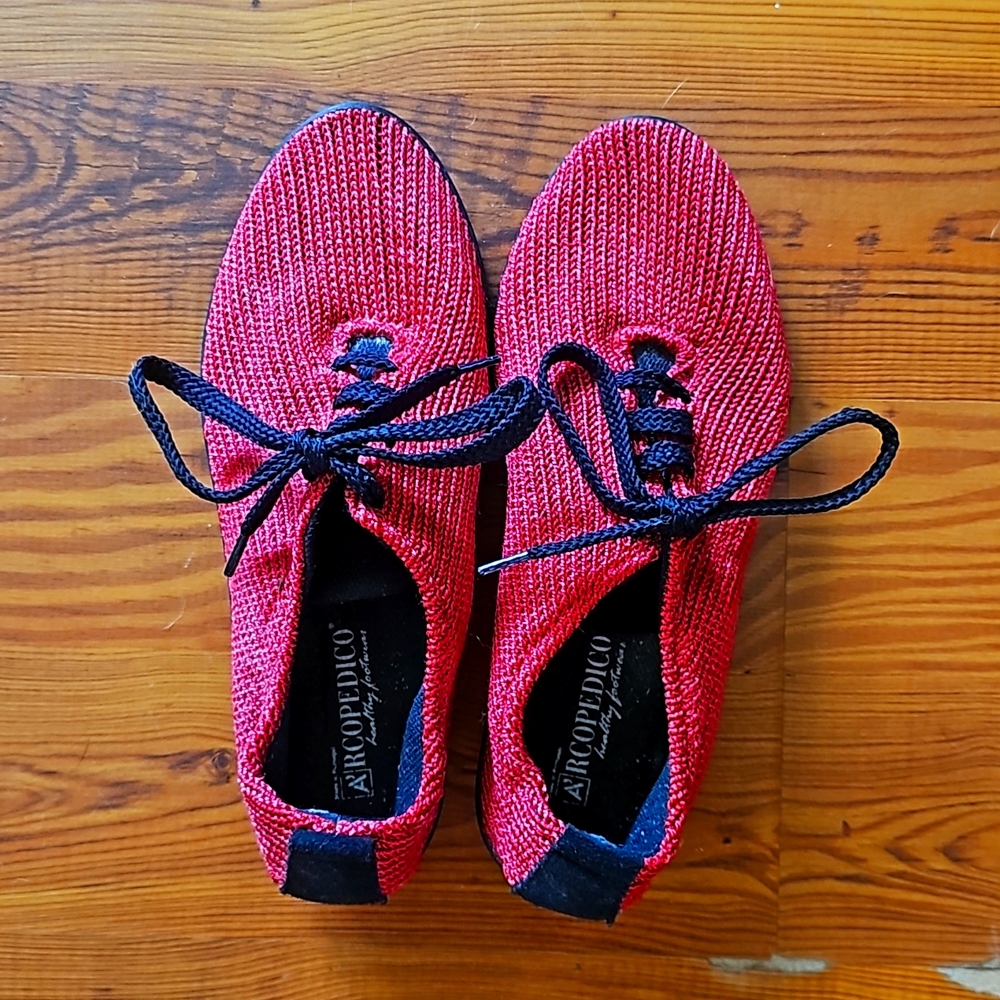A'rcopedico Red Sneakers